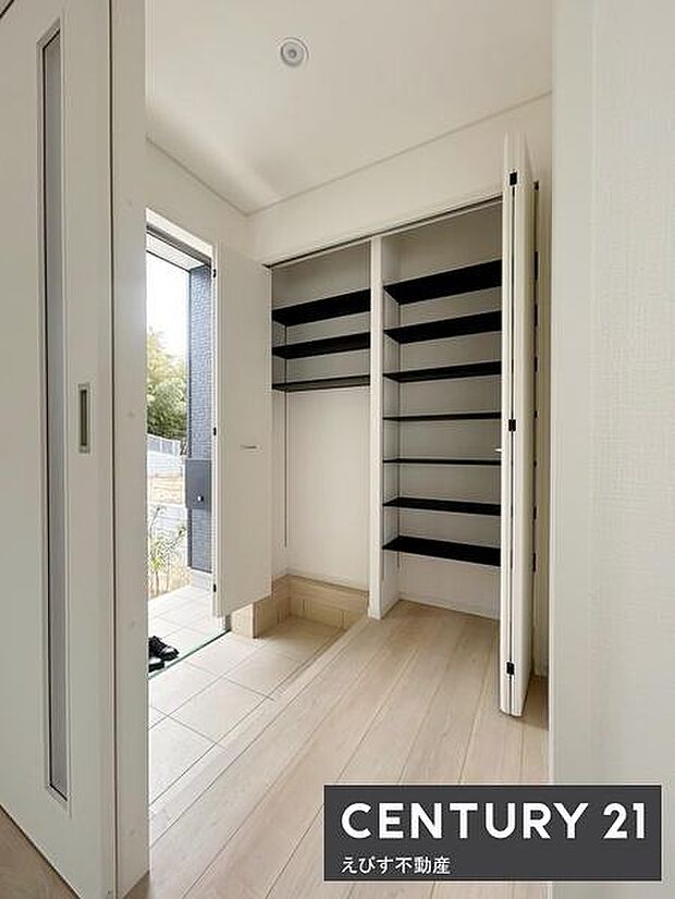 玄関横に設けられた収納スペースは棚板の高さが調整可能で使い勝手の良さが特徴です。クローゼットの扉はスッキリとしたデザインで空間全体に清潔感があります。