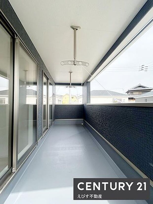 広々としたバルコニーは開放感がありゆとりのある空間が魅力です。大きな窓から光が差し込み明るさを感じられます。屋根付きで天候の影響も受けにくい仕様となっています。モダンな外観との調和も見られます。