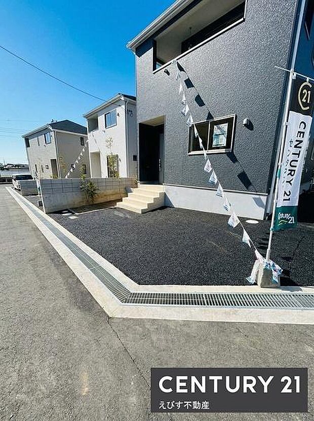 広々とした前面スペースがあり車の出し入れもしやすい配置です。落ち着いた色合いの外観が特徴でシンプルなデザインが印象的です。玄関までのアプローチもゆとりが感じられる設計です。