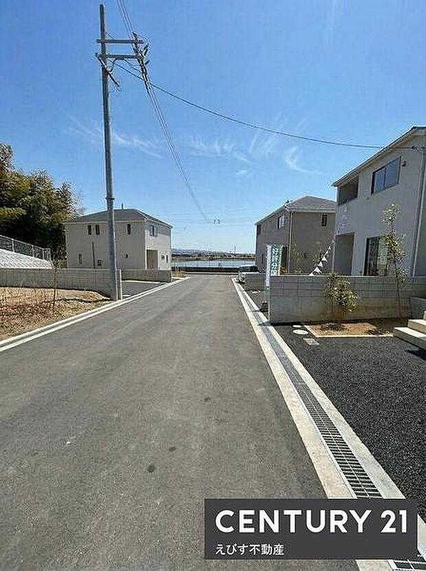 前面道路が広く車の出入りがしやすい環境です。両側に新しい住宅が建ち並んでおり整った街並みが特徴です。電柱や歩道もきれいに整備されています。見通しの良い直線道路なので安心感があります。