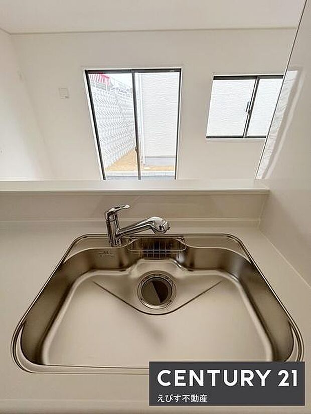 開放感のあるキッチンで作業がしやすい広々としたシンクです。シンプルなデザインでお手入れも簡単です。窓から自然光が差し込む明るい空間となっています。水回りもすっきりしています。