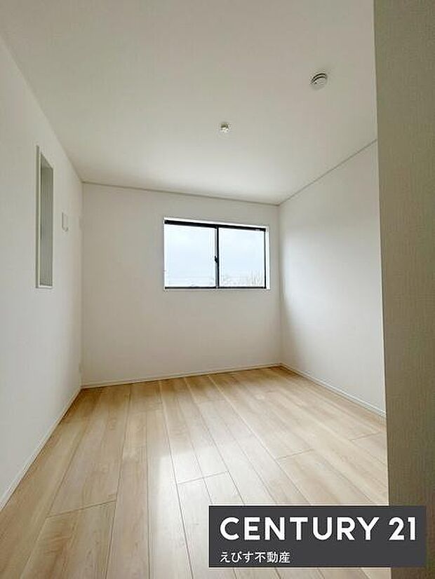 シンプルな内装が明るい印象を与える洋室です。窓から自然光がしっかり差し込むので開放感があります。すっきりとした空間が特徴です。フローリングが清潔感を感じさせます。レイアウトしやすい間取りです。