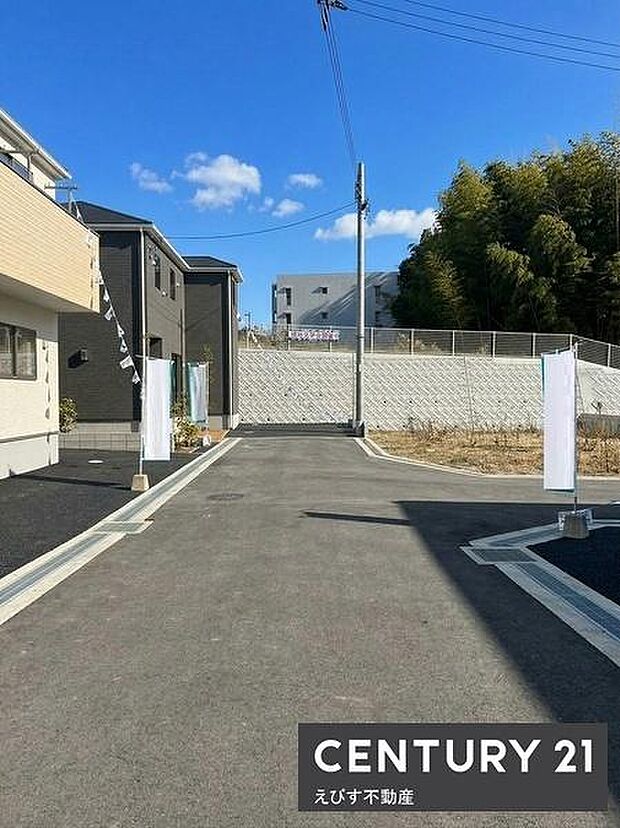 前面道路がしっかり整備されており車の出し入れもスムーズに行えます。周囲は開放感があり視界も広がります。周辺は落ち着いた環境が印象的です。建物との距離も確保されています。現地の状況をぜひご確認ください。