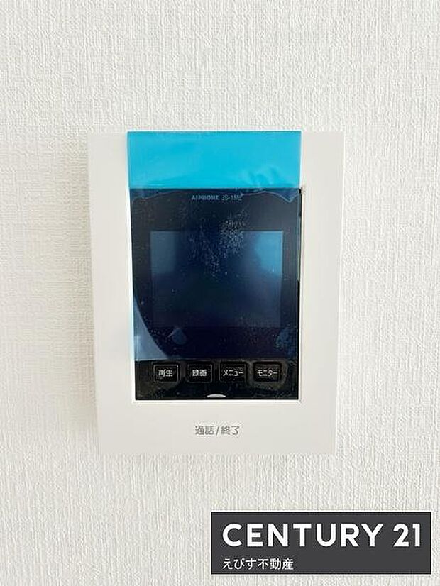室内に設置されたインターホンは訪問者の確認や通話に活用できる設備です。新しい状態が保たれているのが印象的です。壁にしっかりと設置されているため操作もスムーズに行えます。