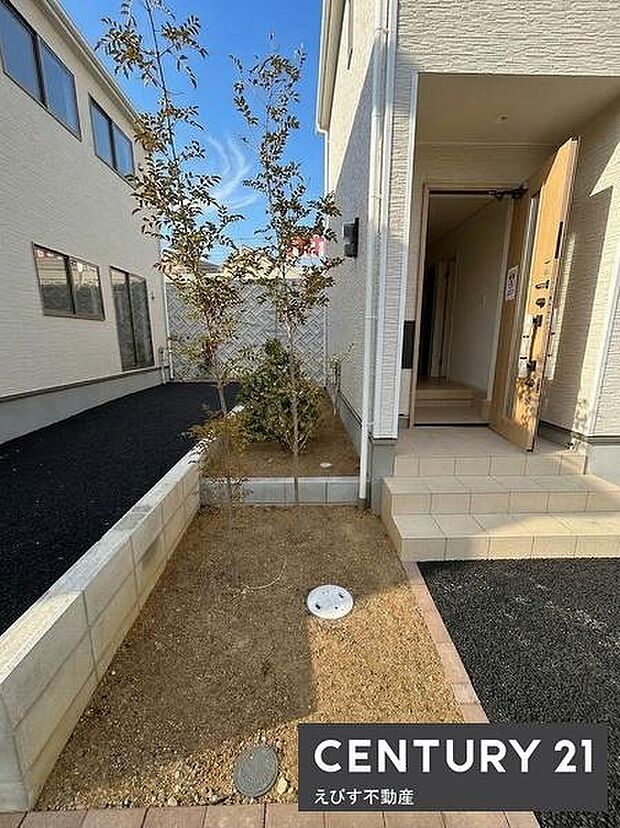 玄関までのアプローチには植栽が施され住まいに爽やかな印象を与えます。段差の少ないステップが利用しやすいです。玄関先が広めなので出入りもスムーズにできます。外壁とドアの色合いが調和した外観です。