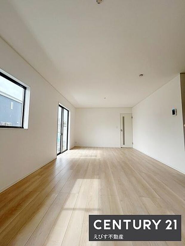 大きな窓から光が差し込む明るいリビングです。開放感のある室内で使い勝手も広がります。白を基調とした壁とフローリングが調和しています。無駄のないシンプルなデザインが特徴です。