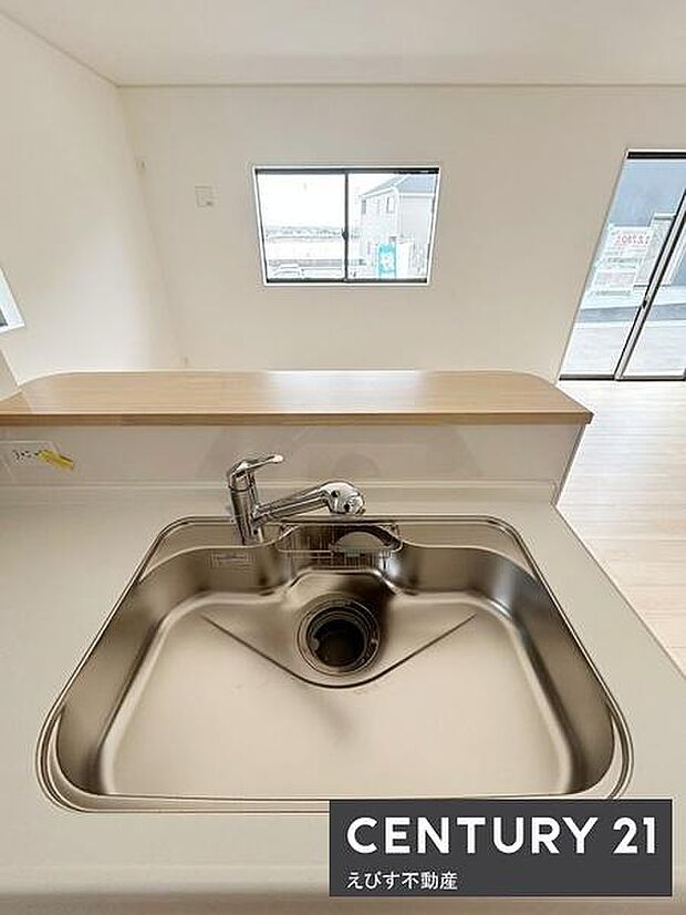 開放感のあるキッチンが印象的です。作業スペースもしっかり確保されています。シンプルなデザインで手入れもしやすそうです。窓から光が差し込みキッチンが明るく保たれます。