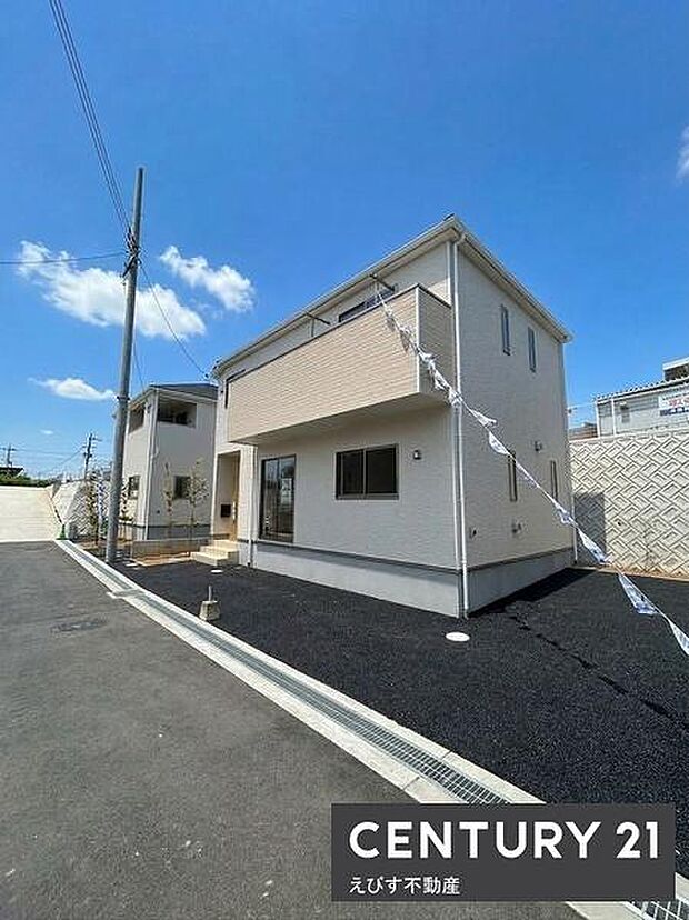 広々としたスペースの駐車場です。車の出し入れがしやすい形状が特徴です。敷地内にあるため移動がスムーズです。建物との距離も近く便利に利用できます。