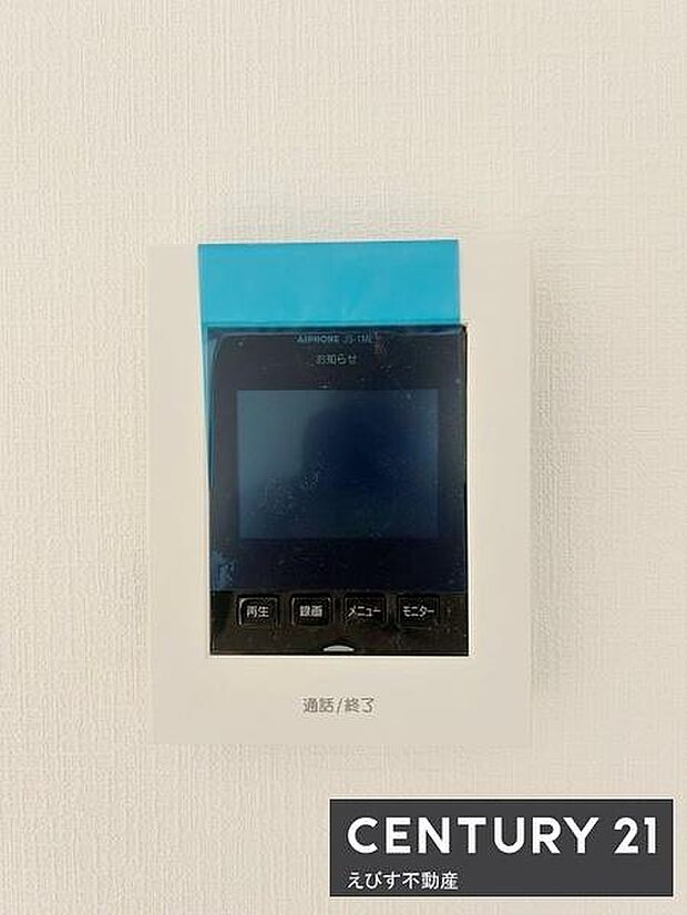 壁に設置されたモニター付きインターホンです。訪問者の映像を確認できるので安心感があります。シンプルなデザインで操作性も良好です。ボタン配置が見やすく日常の利便性を支えます。