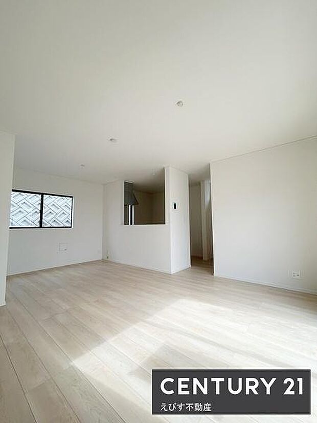 明るいフローリングが印象的なリビングです。開放感のある空間が広がります。窓から光が差し込み室内がより一層明るく感じられます。シンプルなデザインで多様なインテリアに対応しやすいです。