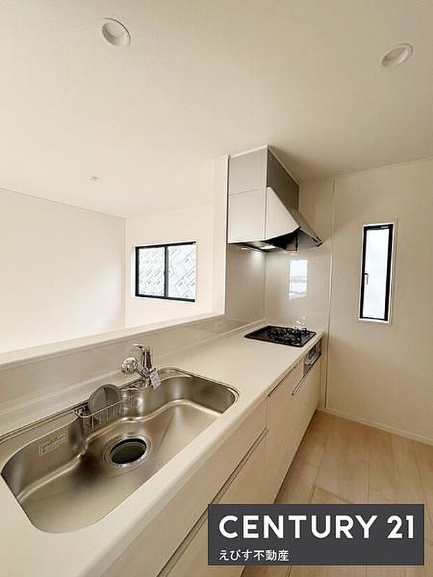 シンプルで洗練されたデザインのキッチンです。窓から自然光が入り明るい空間が広がります。収納もすっきりとまとまっていて使い勝手が良さそうです。