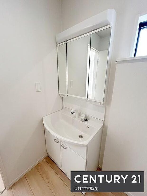 洗面台には三面鏡が採用されておりすっきりとしたデザインです。収納スペースも備わっており日用品の整理がしやすい仕様です。清潔感のある配色で日々のお手入れが簡単です。