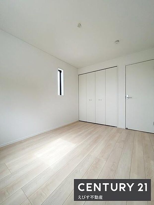 収納スペースがしっかり設けられているので室内がすっきりとした印象です。シンプルなデザインでお部屋の雰囲気に調和します。クローゼット扉も操作しやすい設計です。明るい色合いの床もポイントです。