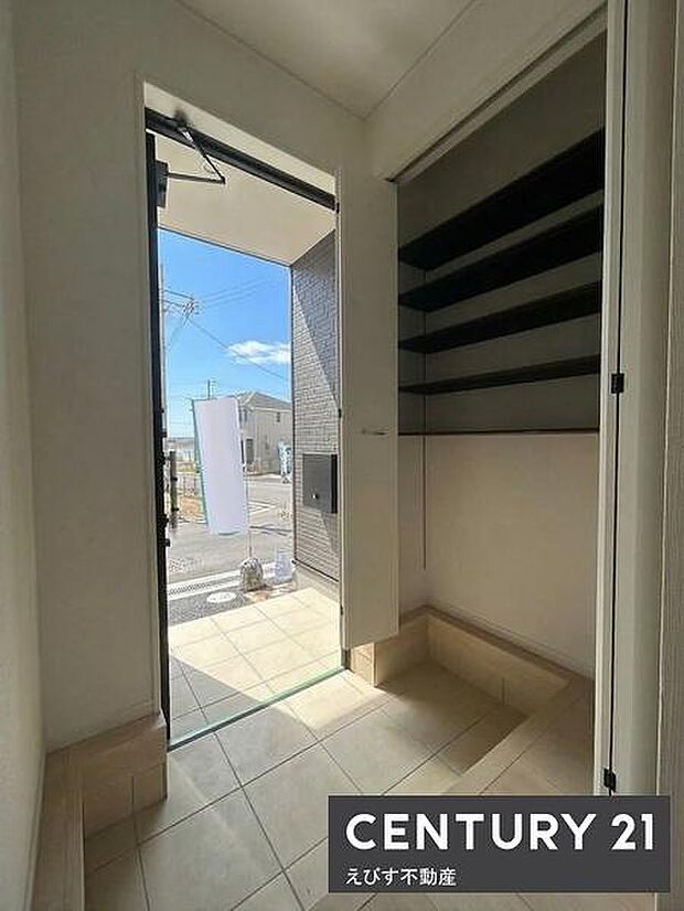 玄関近くに使いやすい収納スペースが設置されています。棚板が複数あり整理整頓にも便利です。扉付きなのですっきりとした印象を保てます。出入り口付近に位置しており日常の動線を考えた配置になっています。