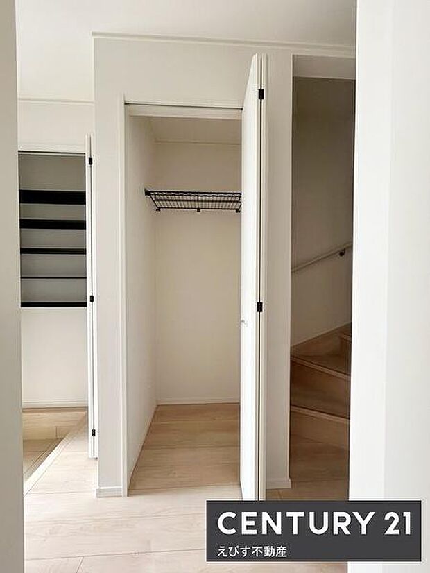 収納スペースがしっかりと確保されています。シンプルなデザインで使いやすさを感じます。棚も設置されていて利便性があります。階段横に位置しているため動線上の使い勝手もポイントです。