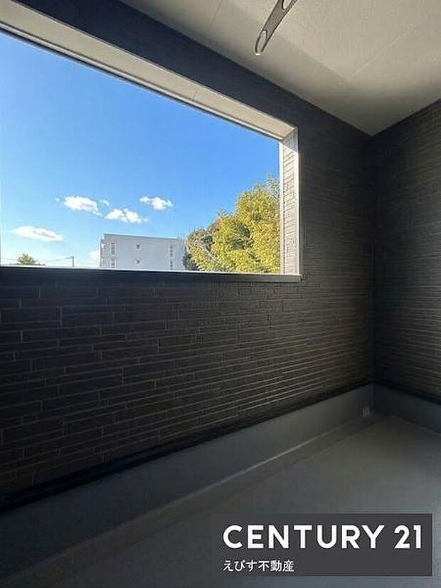 バルコニーは開放感のある空間で外の景色をしっかりと楽しめます。壁の高さがあるためプライバシーにも配慮されています。お手入れがしやすいシンプルな造りです。光をしっかり取り込む窓が設けられています。