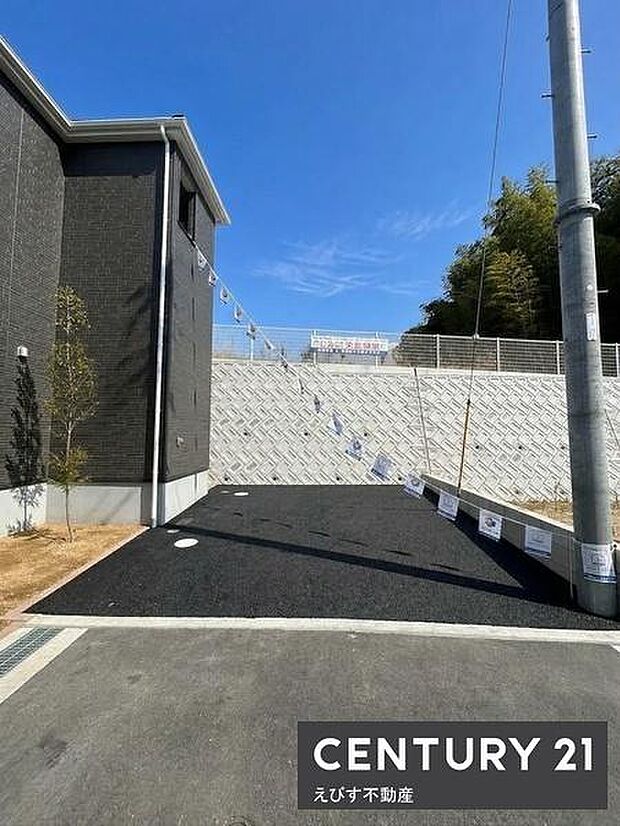 建物のすぐ横に設けられた駐車場です。新しいアスファルトで整備され管理が行き届いています。スペースにゆとりがあり駐車しやすい印象です。建物との距離が近いので利便性にも配慮されています。