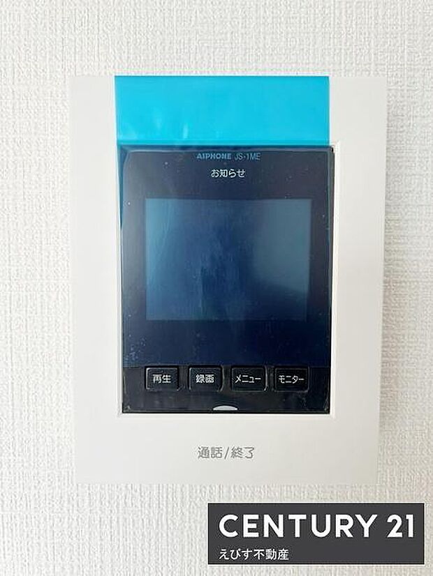壁に設置されたモニター付きインターホンです。操作ボタンがシンプルで分かりやすい仕様になっています。来客時も確認がしやすい画面サイズです。壁面デザインと調和したすっきりとした印象です。