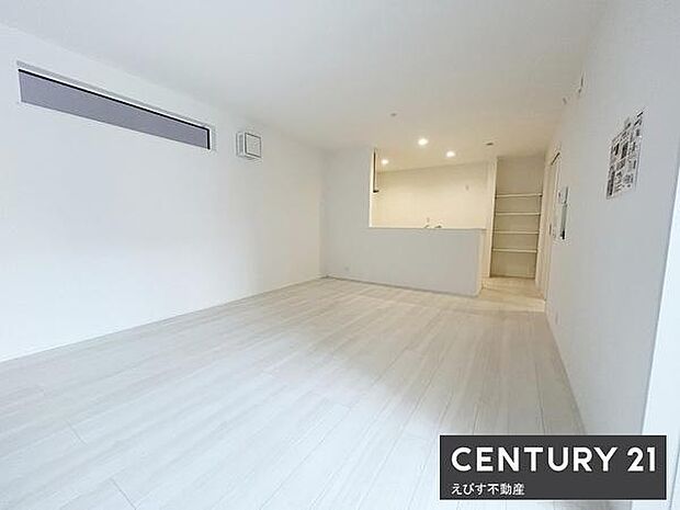 白を基調としたリビングは明るく開放感が感じられます。シンプルなデザインで家具の配置も楽しみやすくなっています。天井のダウンライトが空間をすっきりと演出しています。