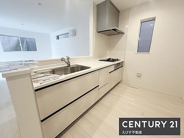 開放感のあるキッチン空間で使い勝手のよいレイアウトが特徴です。シンクやコンロまわりもすっきりとしておりお手入れがしやすい仕様です。窓があることで自然光も取り入れやすい設計です。