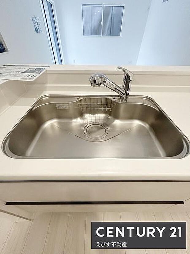 開放感のあるシンプルなキッチンスペースです。ステンレスシンクはお手入れがしやすく使い勝手にも配慮されています。作業スペースが広く確保されているため日々の調理も快適です。