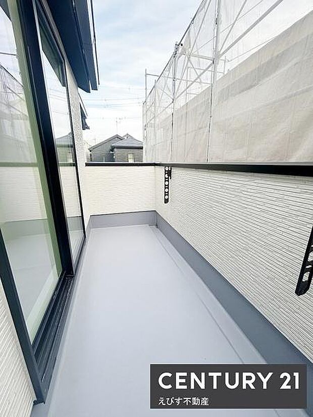 バルコニーは明るい印象で室外からの風通しも良さそうです。奥行きがありスペースに余裕を感じられます。サッシや手すりもシンプルで使いやすいデザインです。室内との移動もしやすい配置となっています。