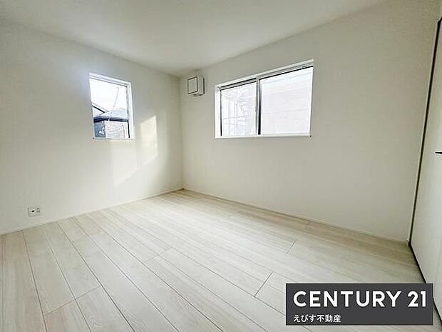 二面採光で室内が明るくシンプルなデザインが特徴の洋室です。ナチュラルなフローリングが落ち着いた雰囲気を演出します。壁や床の色味が統一されており家具の配置もしやすい空間です。