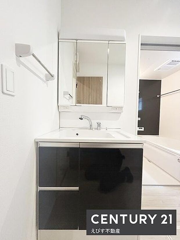 シンプルで清潔感のある洗面台が特徴的です。鏡面収納が備わっていてスペースを有効活用できます。手元が明るく使いやすい仕様になっています。白を基調とし落ち着いた雰囲気を演出しています。