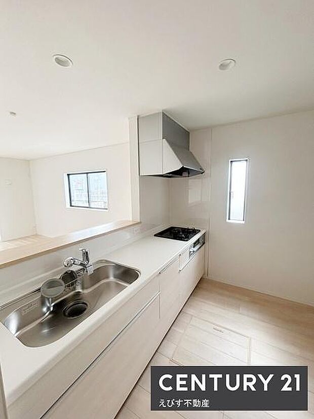 シンプルで清潔感のあるキッチンが特徴です。収納スペースも充実していて作業しやすい設計です。窓からの採光があり明るい雰囲気を感じられます。開放的な空間でお料理ができます。