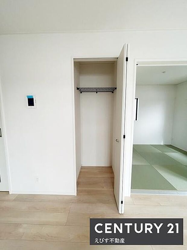 クローゼットが備え付けられており室内がすっきりと片付きます。シンプルな収納スペースなので整理整頓もしやすいです。扉付きで見た目もすっきり保てます。収納の位置も動線上にあり使い勝手が良い印象です。