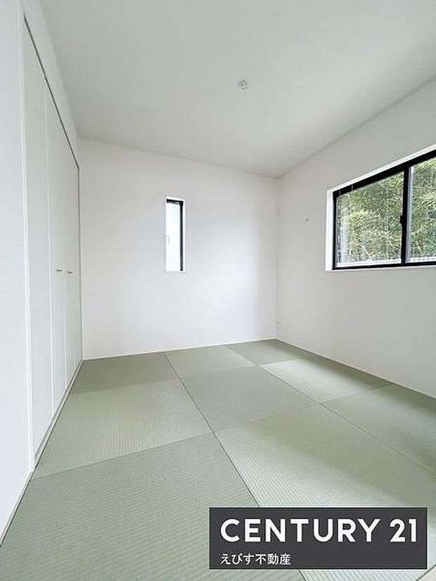 和室は落ち着いた雰囲気が広がる空間です。大きな窓があり自然光がしっかり差し込みます。白を基調とした壁で清潔感があります。収納スペースも確保されています。シンプルな設計で使いやすいです。