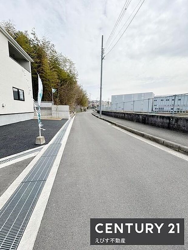 前面道路は広く見通しが良いため車の出入りがしやすい環境です。住宅周辺も整備されており落ち着いた印象を受けます。交通や歩行にも配慮された現地写真となっています。