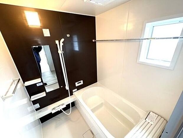 清潔感のあるバスルームでゆったりとしたバスタブが魅力です。窓があり換気しやすくなっています。壁面のデザインもシンプルで落ち着いた雰囲気です。