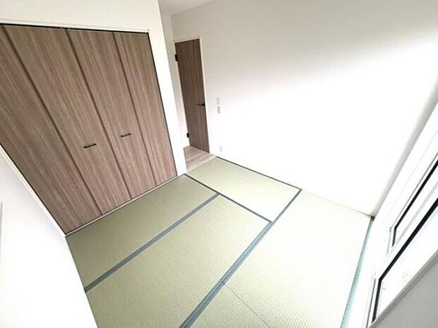 和室特有の落ち着いた空間が広がっています。大きな窓から光が差し込み明るい印象です。収納スペースも確保されておりすっきりとした室内です。清潔感のある仕上がりとなっています。