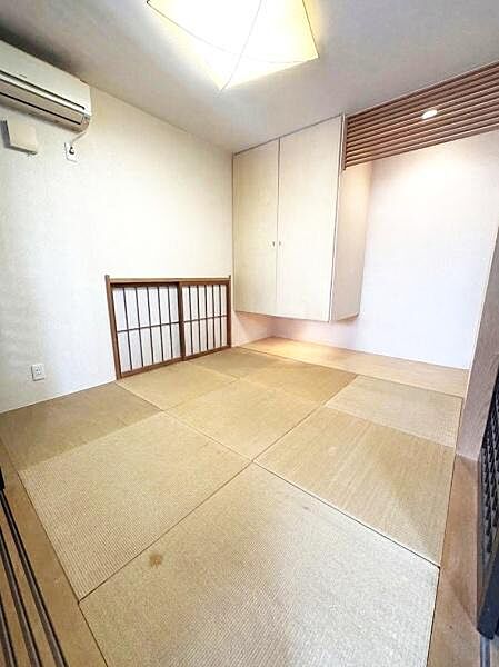 【一部AIによるモノ消し済み】心地よい落ち着きを感じる和室が魅力。木の格子がアクセントになっています。