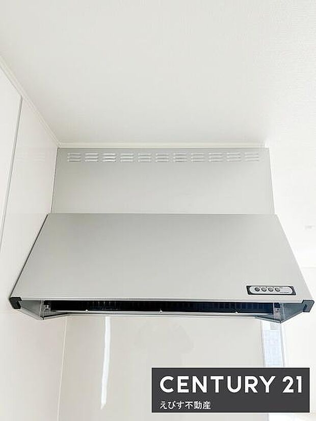 シンプルなデザインのレンジフードが設置されています。キッチン空間をすっきりと見せてくれるカラーリングです。操作パネルも見やすく使い勝手に配慮されています。清掃しやすい形状もポイントです。