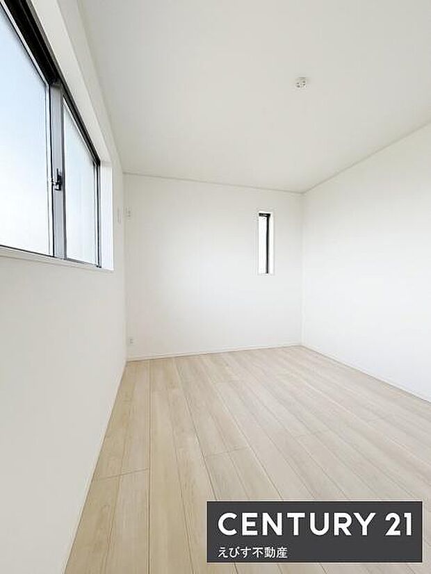 明るい採光が魅力の子供部屋です。シンプルな内装は様々なインテリアに合わせやすいです。窓があるため風通しも良好です。床はナチュラルな色合いで清潔感ある空間です。