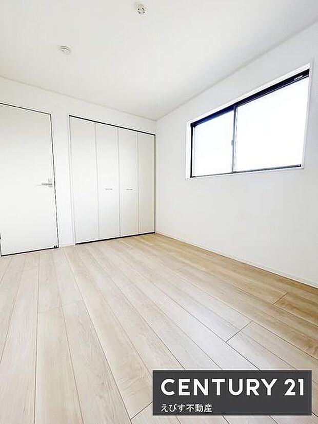明るい光が入る洋室です。収納スペースが備わっているのでお部屋をすっきり保てます。白を基調とした内装が空間を広く感じさせます。床材の色合いも落ち着いた雰囲気を演出しています。