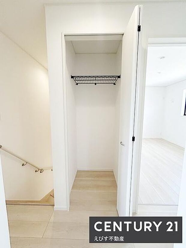 シンプルで使いやすい収納スペースです。可動式の棚付きで整理整頓がしやすいです。扉付きなので見た目もすっきりします。階段横に設置されており動線も便利です。