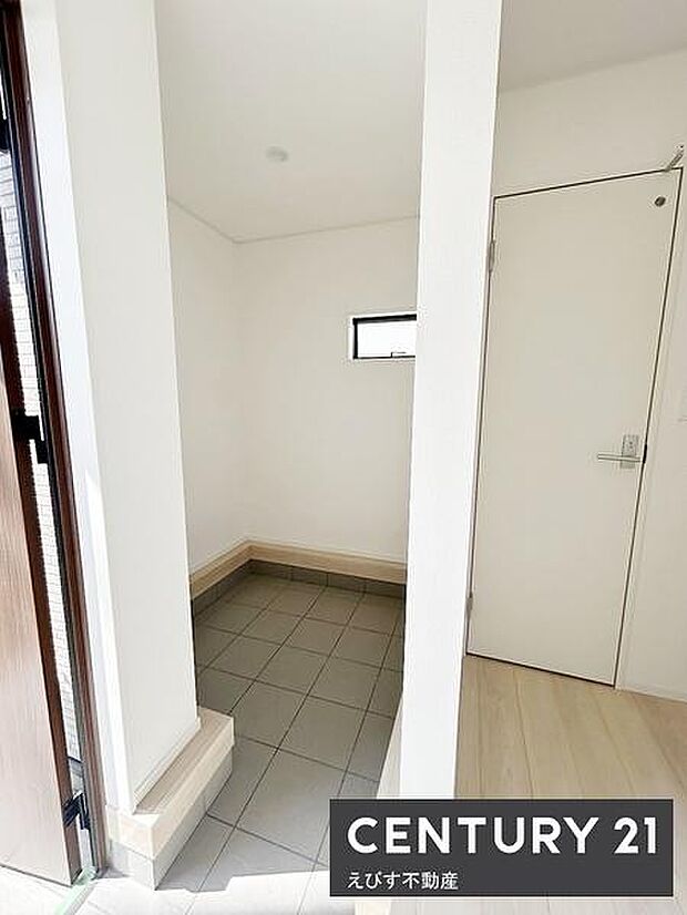 シンプルなデザインの収納スペースで室内をすっきりと保てます。玄関先に近く便利に活用できます。窓があり明るさを感じられます。床がタイル仕様なのでお手入れも比較的簡単です。