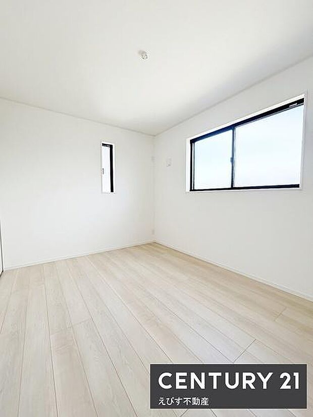 明るい光が差し込む洋室です。白を基調とした壁とフローリングが開放感を演出します。シンプルなデザインなので様々な家具と調和しやすい空間です。二面採光で室内がより明るく感じられます。