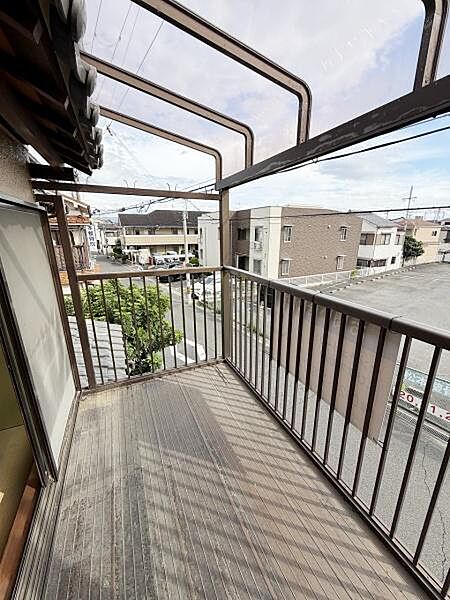 開放感のあるバルコニーは街並みをしっかりと望むことができます。屋根付きのため天候を気にせず活用できます。広めのスペースが確保されておりさまざまな用途に対応します。