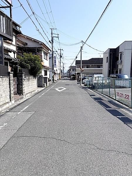 前面道路含む現地写真です