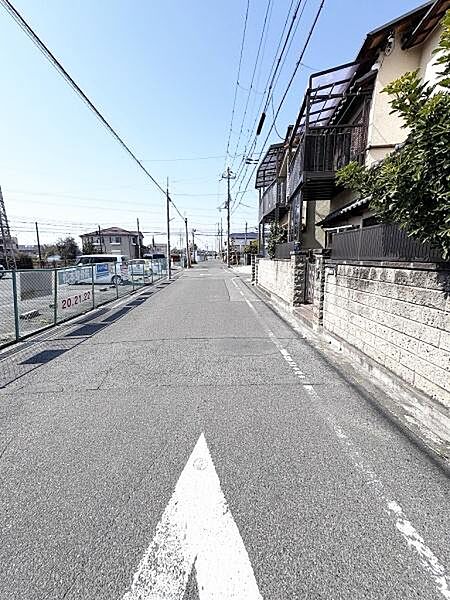 前面道路含む現地写真です