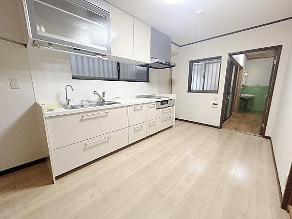 収納豊富な明るいキッチンです（平家）収納スペースが豊富で整理整頓がしやすいです。清潔感のある床材と壁面が全体に明るい印象を与えています。