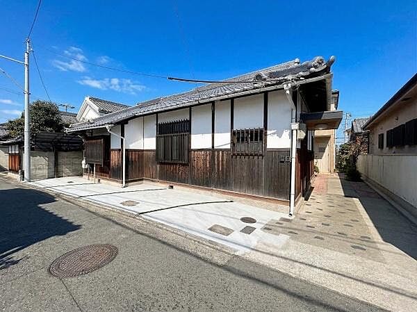 落ち着いた雰囲気が漂う木造の外観が特徴です。伝統的なデザインが印象的な建物で景観に調和しています。窓の格子がアクセントとなり通りに面した立地です。日当たりの良い環境もうかがえます。