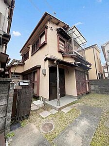 外観:格子窓や瓦屋根が醸し出す和の佇まいは、時を超えた風格が漂います。前庭を持つゆとりある敷地に建つ、趣深い日本家屋です。リノベーションで現代の暮らしにも対応できます。 外観:格子窓や瓦屋根が醸し出す和の佇まいは、時を超えた風格が漂います。前庭を持つゆとりある敷地に建つ、趣深い日本家屋です。リノベーションで現代の暮らしにも対応できます。