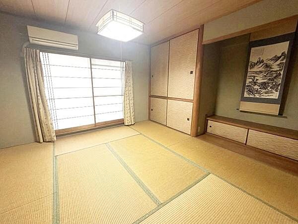 【一部AIによるモノ消し済み】和室ならではの落ち着いた雰囲気が感じられます。障子から差し込むやわらかな光が印象的です。床の間には和の趣が漂っています。