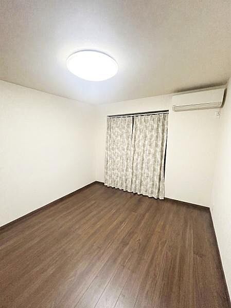 【一部AIによるモノ消し済み】シンプルな内装で使いやすい子供部屋です。ナチュラルなフローリングが空間を広く見せます。