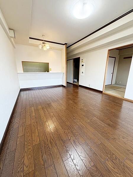 リビングはすっきりとしたシンプルな空間でさまざまな家具の配置が楽しめます。床にはウッド調のフローリングが使われており温かみがあります。